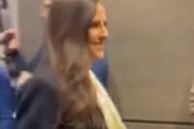 PRVA DAMA BLISTA! TAMARA VUČIĆ stigla u sedište SNS! Došla da podrži supruga! (VIDEO)