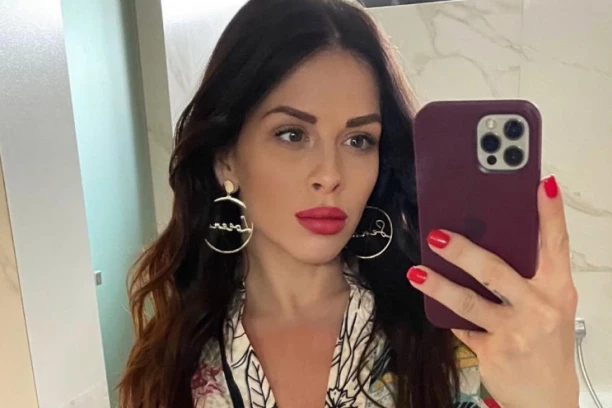 HOROR U DOMU NAŠE PEVAČICE: Hitno se oglasila, kuka od muke (FOTO)