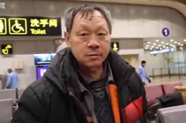Kinez već 14 godina živi na aerodromu! Pobegao od kuće, porodica mu branila da PIJE i PUŠI! (VIDEO)