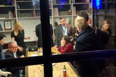 A KOD ĐILASA - MUK! Šokantne fotke iz opozicionog štaba: Najavljivali pobedu, a onda... (FOTO)