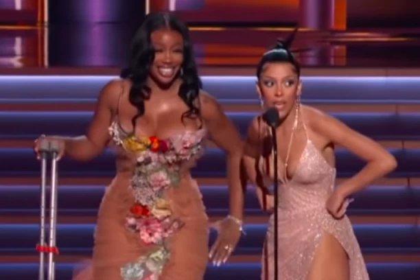 Završena 64. dodela Gremija: Ova pevačica je odnela ubedljivu POBEDU, a jednom pevaču se desio PEH na bini! (FOTO)