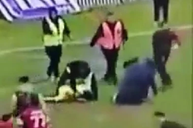 HULIGANIZAM U LAŽNOJ DRŽAVI: Fudbaleri bežali po terenu, golman jedva izvukao živu glavu! (UZNEMIRUJUĆI VIDEO)
