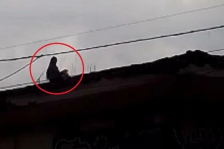 UTVARA NA KROVU? Prizor zabrinuo prolaznike, pojavio se i SNIMAK (VIDEO)