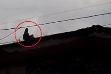 UTVARA NA KROVU? Prizor zabrinuo prolaznike, pojavio se i SNIMAK (VIDEO)