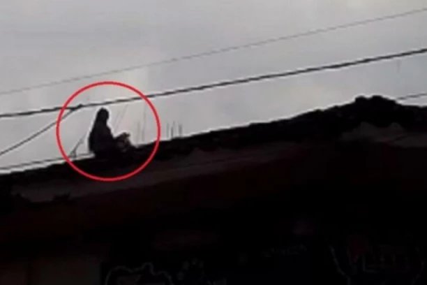 UTVARA NA KROVU? Prizor zabrinuo prolaznike, pojavio se i SNIMAK (VIDEO)