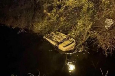 AKCIJA SPASAVANJA U SURČINU: Kola završila u kanalu Galovica, policajci IZVLAČILI čoveka bez svesti iz vozila
