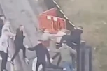 JEZIVO: Nije se znalo ko koga UDARA, žestok SUKOB navijača - stanje POVREĐENIH nije poznato! (UZNEMIRUJUĆI VIDEO)