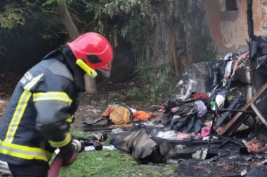 GOREO KOMBI U PRIBOJU! Plamen zamalo zahvatio stambene objekte!