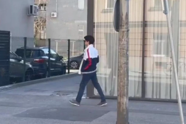 STRAVIČNA NESREĆA BILA KOBNA PO SINA POZNATOG REDITELJA TANOVIĆA: Donet na nosilima pre tri nedelje u BOLNICU, SADA je KONAČNO PROHODAO (FOTO)