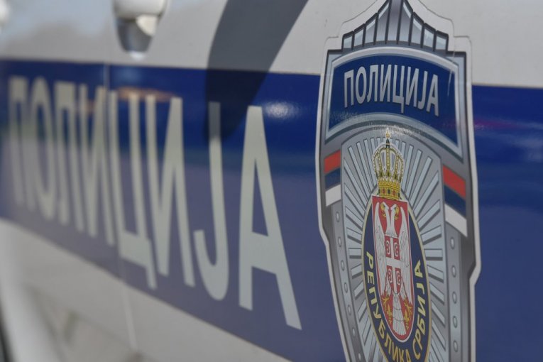 SA DROGOM KRENULI NA SVADBU? Policija na putu Zrenjanin-Novi Sad nakon pretresa kolone zaplenila supstancu za koju se pretpostavlja da je KOKAIN!