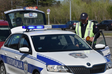 NAKON ''DUVANJA'' OSTALI U ŠOKU: Vozač iz Lučana prešao igricu - saobraćajna policija mu dala dreger, pa ZANEMELA!