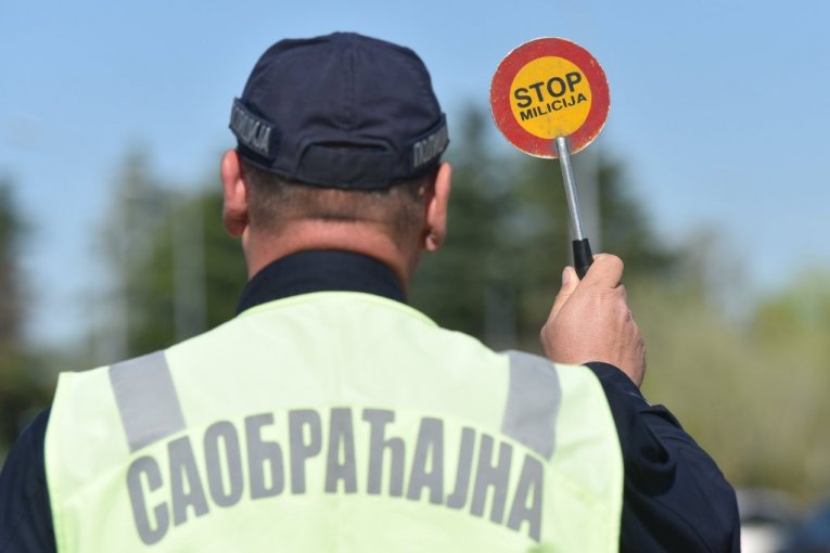 BEZ VOZAČKE I SA SKORO 2 PROMILA ALKOHOLA U KRVI: Uhapšen vozač u Novom Pazaru!