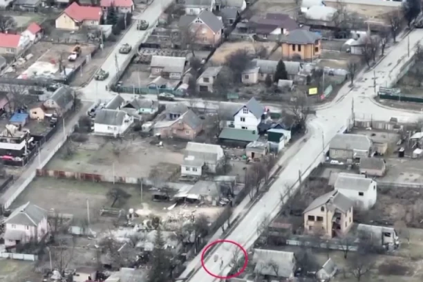 RUSI UBILI CIVILA KOJI JE VOZIO BICIKL! Uznemirujući snimak pokazuje brutalnost u Buči! (VIDEO)