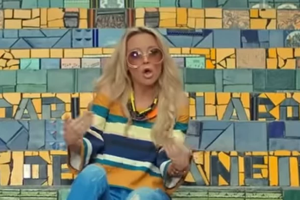 MAJA ŠUPUT ŠOKIRALA PLASTIČNIM OPERACIJAMA, IZDEFORMISALA SE: Hrvatska "barbika" uskoro postaje "ŽENA MAČKA", hirurg  najstrašnije opleo po pevačici! (FOTO)