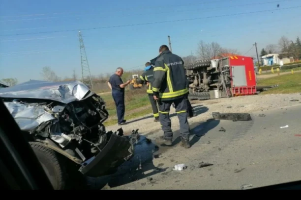 SUDAR VATROGASNOG VOZILA I AUTOMOBILA KOD VREOCA! Policija na licu mesta! (FOTO)