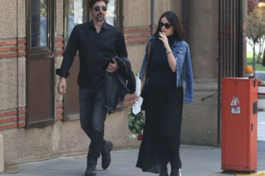 Sloba Mićalović UHVAĆENA u tuđem ZAGRLJAJU: Glumica ne mari za BRAK sa Vojinom, a šta li će joj on reći za ovaj kadar? (FOTO)