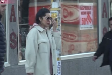 Tanja Savić u AKCIJI kakvu do sada niste videli: Pevačicu uhvatili u ZLATARI, a onda je na TELEFONU radila OVO! (FOTO)