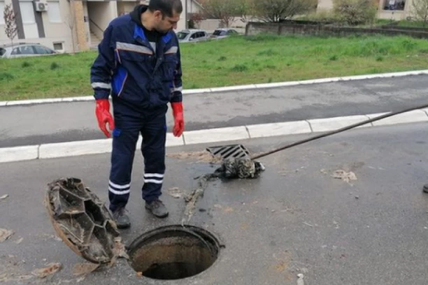 IZVUKLI "KAPITALCA" OD DVA METRA IZ KANALIZACIJE: Radnici ŠOKIRANI prizorom u naselju Vojvode Vlahovića! (FOTO)
