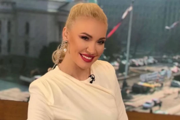 SKINULA SE BOJANA RISTIVOJEVIĆ U MINI BIKINI: Voditeljka izgleda kao avion, a OVAJ detalj svi gledaju!