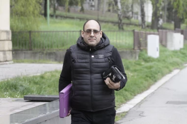 ĐUKANOVIĆ O SKUPU PODRŠKE ISPRED SPECIJALNOG SUDA: Odbrana prolazi kroz špalir, trpi pljuvanje i uvrede... Sramota! (VIDEO)