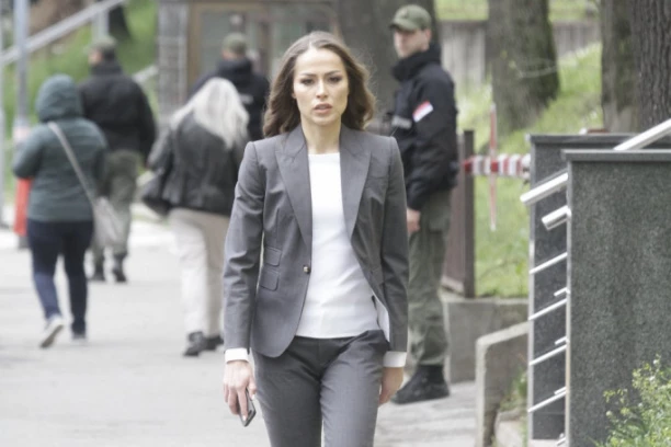 TUŽILAŠTVO TRAŽI PET GODINA ZA DIJANU: Hrkalovićeva stigla u Specijalni sud sa nanogicom (FOTO, VIDEO)