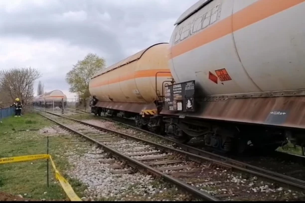 ISKLIZNUO VOZ IZ ŠINA U SMEDEREVU! Sumnja se da su vagoni PUNI tečnog naftnog gasa! (FOTO,VIDEO)