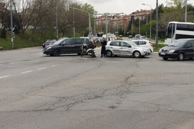 SUDAR U BEOGRADU! Automobil "pokosio" skuter! (FOTO)