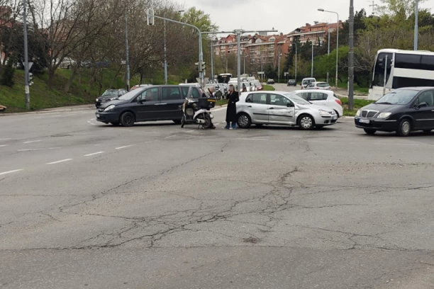 SUDAR U BEOGRADU! Automobil "pokosio" skuter! (FOTO)
