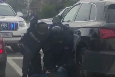 AKCIJA HAPŠENJA NA NOVOSADSKOM AUTOPUTU: Policija  izvukla muškarca iz audija i privela ga! (VIDEO)