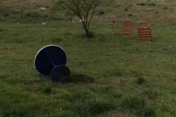 Čoveku čak URINIRALI po prozoru! Neverovatno divljanje HULIGANA u Vojvode Vlahovića! Umalo popalili parkirane automobile, RUŠILI sve na našta su naleteli! (VIDEO)