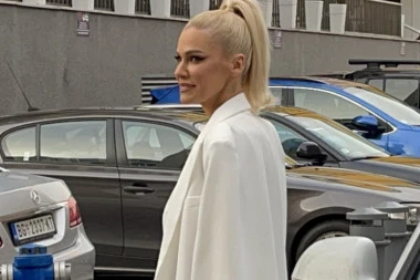 Nataša Bekvalac ZASKOČILA MOMKA IZ PUBLIKE: Pevačica na nastupu se pred svima LJUBILA sa nepoznatim dečkom! (FOTO)