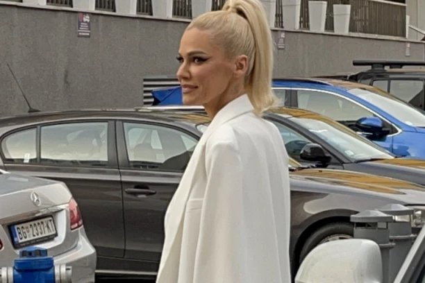 Nataša Bekvalac ZASKOČILA MOMKA IZ PUBLIKE: Pevačica na nastupu se pred svima LJUBILA sa nepoznatim dečkom! (FOTO)