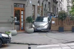 Veću BAHATOST, ali i GLUPOST sigurno niste skoro videli! Pogledajte kuda je jedan Beograđanin pokušao da progura svoj automobil, ali i kako je završio! (VIDEO)