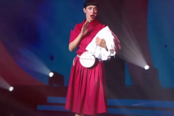 KONSTRAKTA UOČI EVROVIZIJE PROMENILA KOREOGRAFIJU? Ana Đurić u CRVENOJ HALJINI, svi se pitaju da li će ovako nastupati, JAVNOST U NEVERICI! (VIDEO)