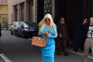 Završeno SUĐENJE Karleuše: Jelena nakon ročišta počela da DIVLJA i da BEŽI, LOMILA se do kola! (VIDEO)