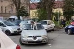KONTROLA PARKIRANJA: Način na koji ovaj Beograđanin "šeta" svog psa je izazvao lavinu reakcija i osuda (VIDEO)