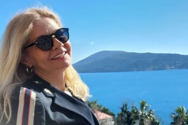 ODJEKNULO KAO BOMBA: Mirjana Bobić Mojsilović sa osmehom na licu u NJEGOVOM DRUŠTVU, POLJUBAC koji će pamtiti dok je ŽIVA! (FOTO)