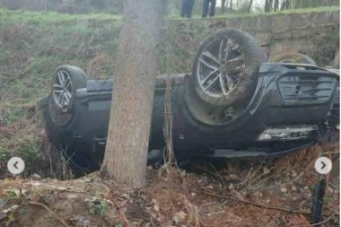 Jedna osoba POGINULA, dve TEŠKO POVREĐENE! Stravična saobraćajna nesreća kod Ljiga! Podledajte šta je ostalo od jednog automobila! (FOTO)