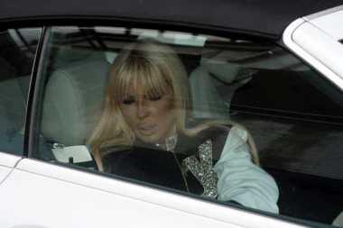 ŠOK FOTKA Karleuše BEZ ŠMINKE, ne liči na istu osobu sa Instagrama: Jelenino izdanje će vas IZBEZUMITI, ovo je njeno PRAVO LICE! (FOTO)