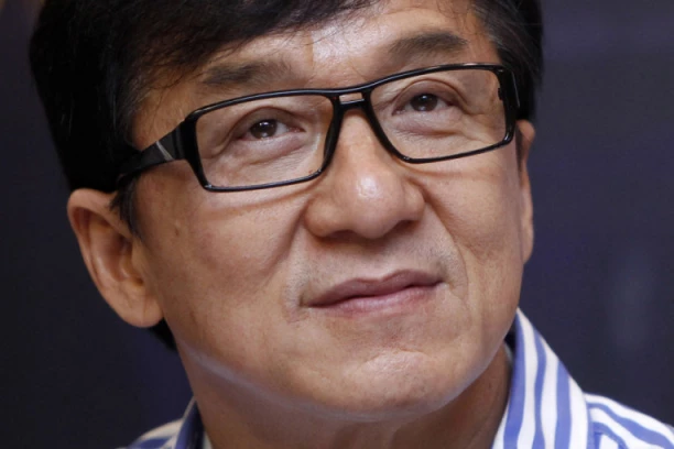 CEO SVET ZABRINUT ZA DŽEKIJA ČENA! DA LI JE DOBRO? Fanovi zabrinuti nakon što se pojavila viralna fotografija (FOTO)