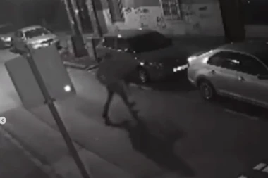 PLATIO KARTICOM PA ODRADIO KRAĐU: Šok u lokalu brze hrane - ukoliko to ne vrati u roku od 2 dana, sledi prijava policiji.