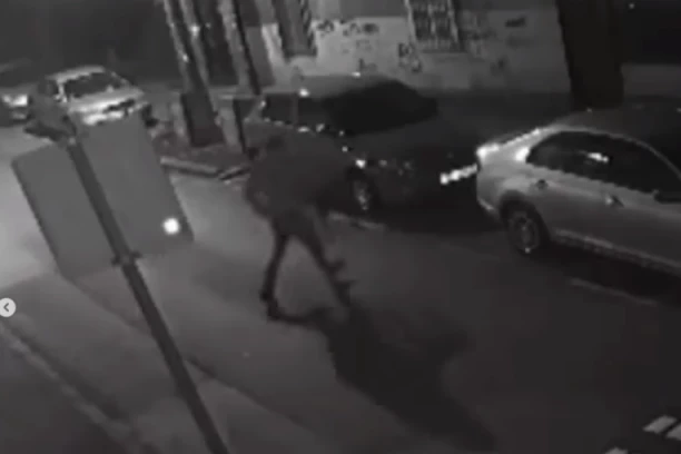 PLATIO KARTICOM PA ODRADIO KRAĐU: Šok u lokalu brze hrane - ukoliko to ne vrati u roku od 2 dana, sledi prijava policiji.