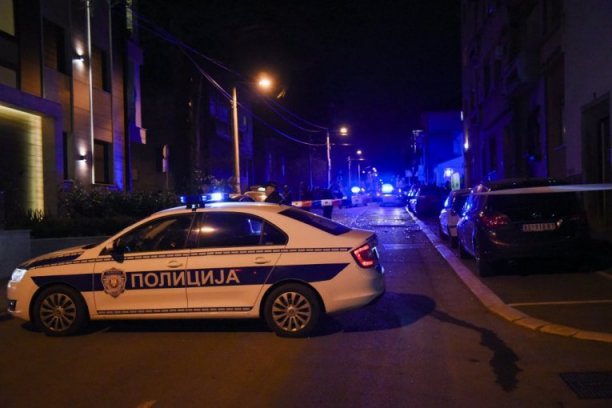 NOŽEM NA KOMŠIJU: Sukob u Novom Sadu počeo još tokom dana?! Čovek prevezen u bolnicu sa TEŠKIM POVREDAMA