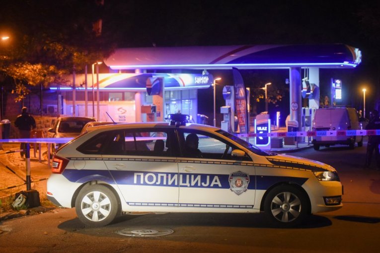 NOŽEM NA KOMŠIJU! Sukob u Novom Sadu počeo još tokom dana, čovek prevezen u bolnicu sa TEŠKIM POVREDAMA