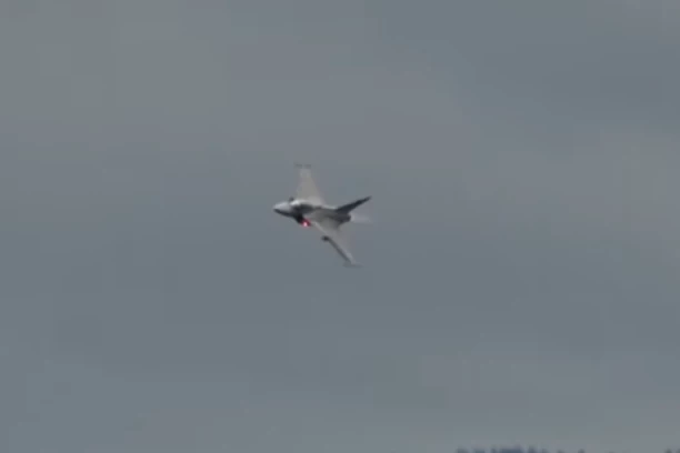 MAĐARSKI "GRIPENI" PRATILI AVIONE ER SRBIJE IZ RUSIJE ZBOG DOJAVA O BOMBI