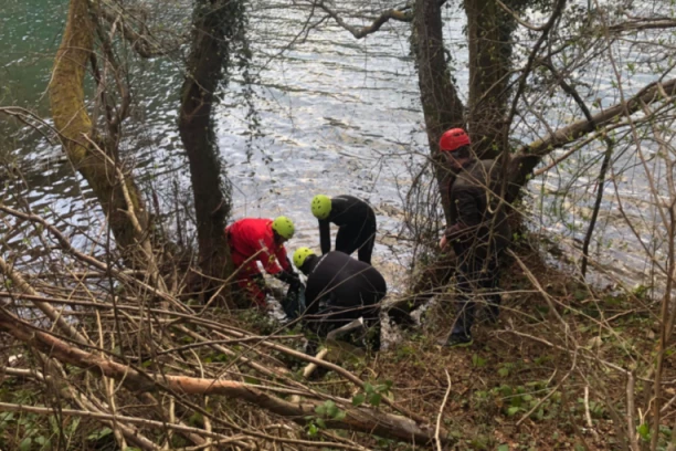 DRAMA NA SKADARSKOM JEZERU: Jak vetar podigao talase i NOSIO LJUDE U ČAMCU! Usledila je borba za život