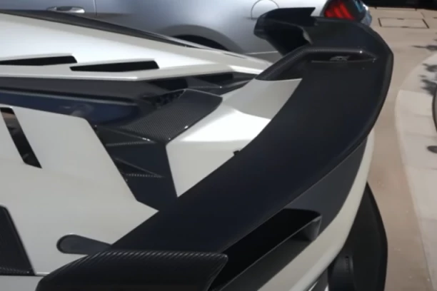 Ovo je NAJSKUPLJA REGISTARSKA TABLICA na SVETU! Skoro 25 puta je skuplje plaćena od LAMBORDŽINIJA na kome se nalazi, a ima svega TRI ZNAKA!