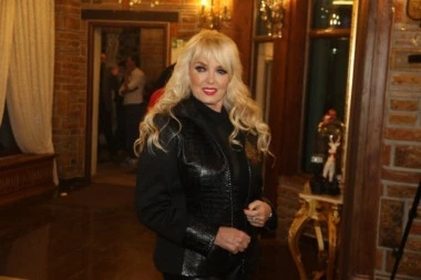 BRANKA SOVRLIĆ (65) SE RAZGOLITILA U OKTOBRU: Pevačica u mini bikiniju pozirala, njenim izgledom su svi šokirani! (FOTO)