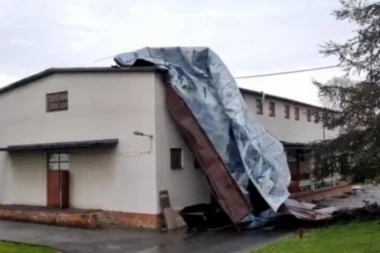 VETAR ODNEO KROV SA BOLNICE: Užasno nevreme u Hrvatskoj (VIDEO)