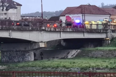 DRAMA U ČAČKU! Devojka skočila sa mosta naočigled prolaznika! (FOTO)
